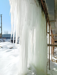 屋檐下壮观的冰凌景观