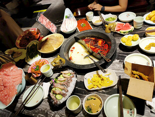丰盛火锅美食聚餐场景