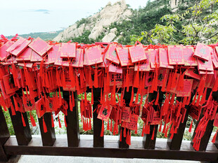 山间祈福牌挂满栏杆