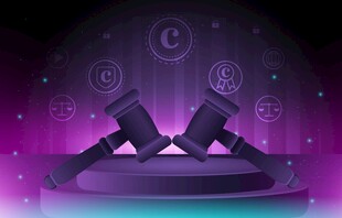 紫色舞台上的麦克风