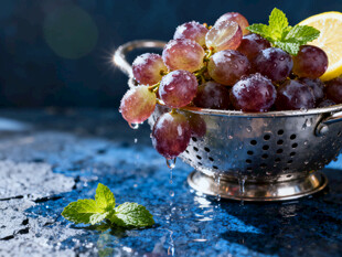碗里盛放的新鲜紫葡萄