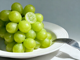 盘中绿葡萄