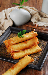 美味春卷摆放在精致盘中