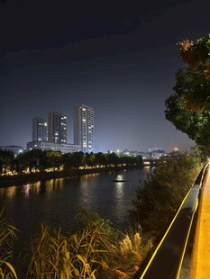 城市河畔夜景风光