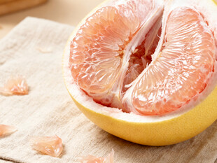 切开的新鲜粉红葡萄柚