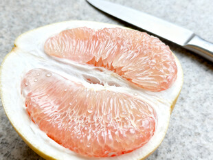 切开的粉红柚子果肉