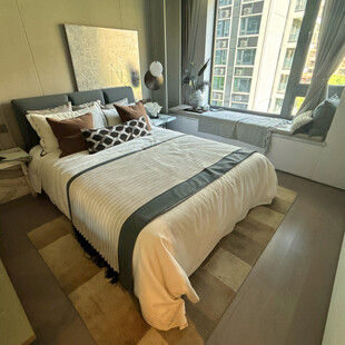 现代简约风格温馨卧室一角