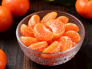 玻璃碗中的橘子