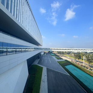 现代风格宏伟建筑外观