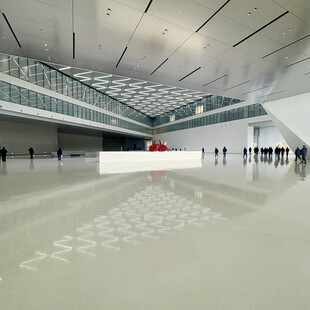 现代宽敞的室内公共空间