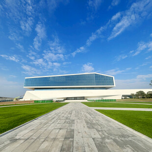 现代建筑前的开阔景观道