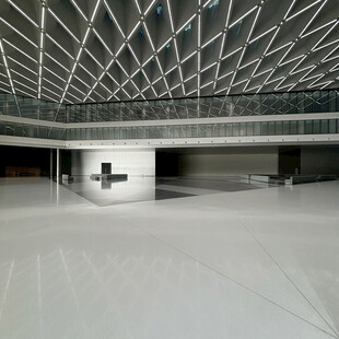 现代简约风格的空旷室内空间