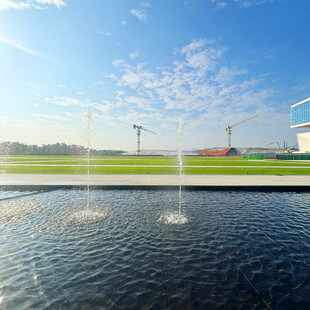 户外水景喷泉与蓝天建筑