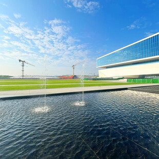 现代建筑旁的水景景观