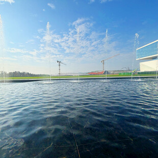 户外水域与蓝天建筑景观
