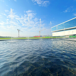 户外清澈水域与建筑景观