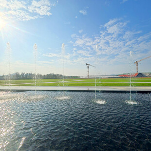 湖畔喷泉与风车的美丽景致