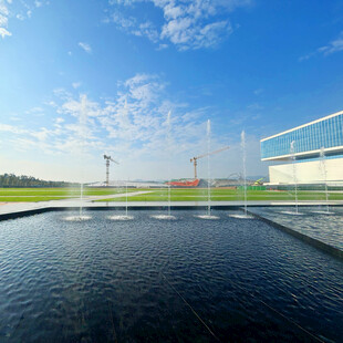 户外清澈水池与蓝天白云