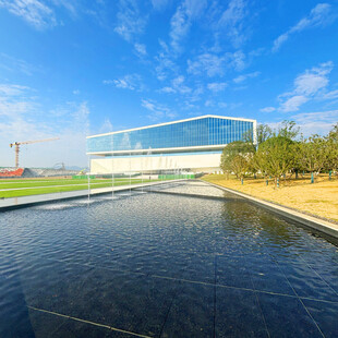 现代建筑旁的宁静水景