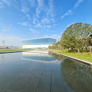 现代建筑与水景相映成趣