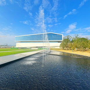 现代建筑前的喷泉景观