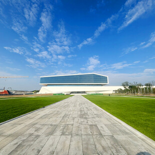 现代建筑前的开阔景观