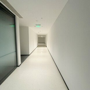 现代简约风格的空旷走廊