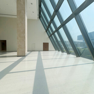 现代宽敞室内玻璃墙空间