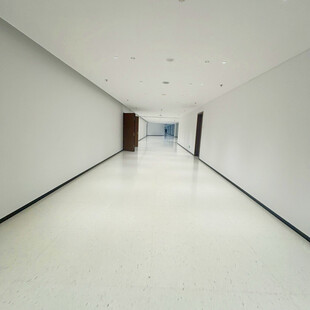 空旷明亮的室内走廊空间