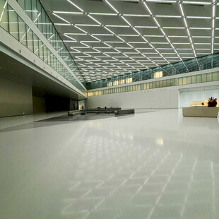 现代简约风格的空旷室内空间