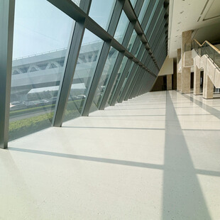 现代建筑内的宽敞明亮走廊