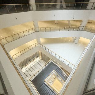 现代建筑内部多层中庭景观