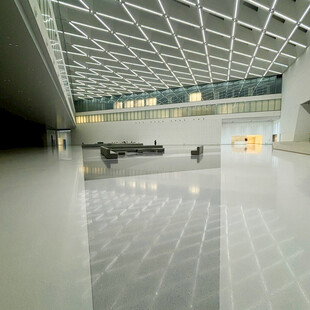 现代宽敞的室内大厅空间