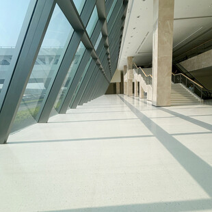 现代玻璃建筑内部走廊