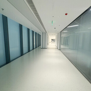 现代简约风格的宽敞走廊