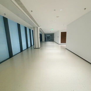 宽敞明亮的现代办公走廊