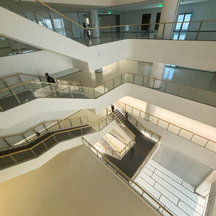 现代建筑内部多层旋转楼梯