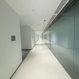 现代简约风格的空旷走廊
