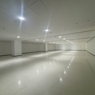 空旷明亮的现代化室内空间