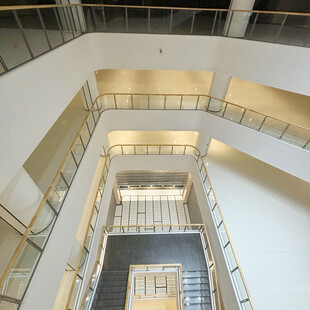 现代多层建筑室内楼梯景观
