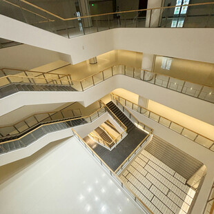 现代多层建筑内部楼梯景观