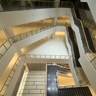 现代建筑内部多层旋转楼梯