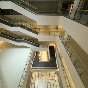现代多层建筑内部空间