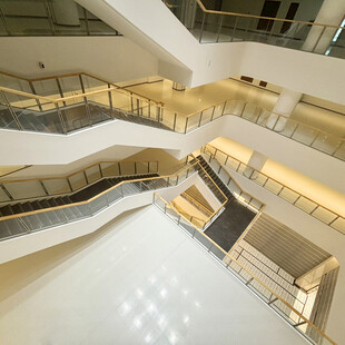 现代商场多层开阔内部空间