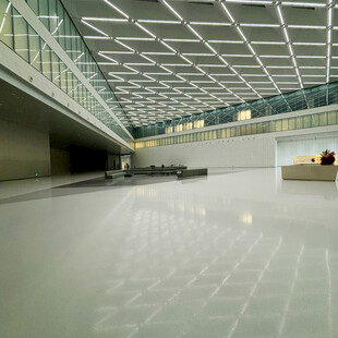 现代空旷室内建筑空间