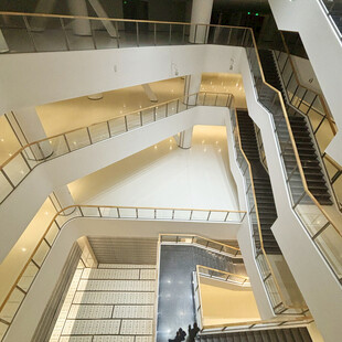 现代建筑内的多层旋转楼梯