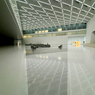 现代宽敞的室内大厅空间