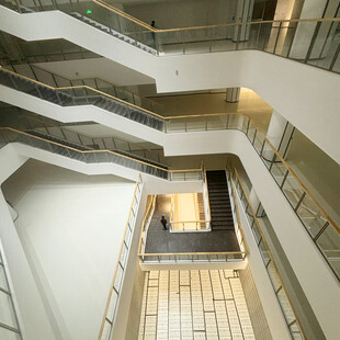 现代建筑内的多层旋转楼梯