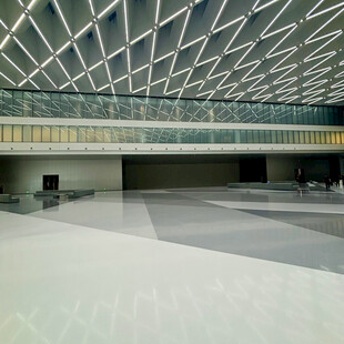 现代建筑室内空旷空间场景