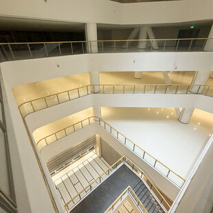 现代多层建筑内部空间